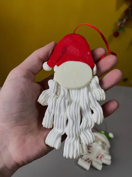Foto de um(a) ​ Dupla de enfeites natalinos em biscuit, da categoria de Objetos decorativos. Dupla de enfeites em biscuit. Mínimas marcas do tempo e uso. Medidas: 13x9cm. Mostrado de uma perspectiva diferente. Vendido no marketplace Trésors.