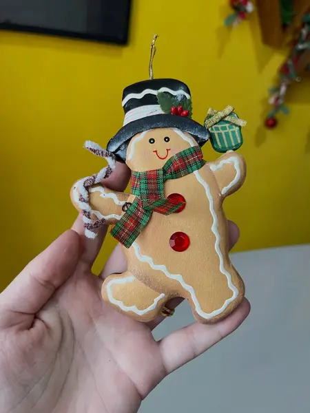 Foto de um(a) ​Dupla de enfeites natalinos em madeira e tecido, da categoria de Objetos decorativos. Dupla de enfeites em madeira e tecido, formato bolachas de Natal. Mínimas marcas do tempo e uso. Medidas: 13x10cm cada. Mostrado de uma perspectiva diferente. Vendido no marketplace Trésors.