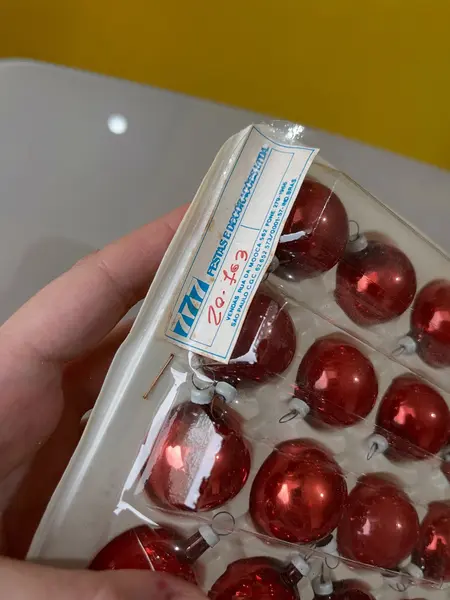 Foto de um(a) ​Kit com 43 bolinhas natalinas em vidro, da categoria de Outros objetos decorativos. Kit com 43 bolinhas em vidro, na embalagem original com CGC. Mínimas marcas do tempo e uso. Mostrado de uma perspectiva diferente. Vendido no marketplace Trésors.