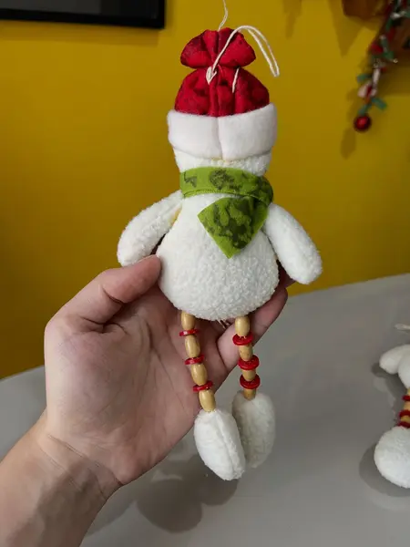 Foto de um(a) Enfeites natalinos para pendurar (5und), da categoria de Objetos decorativos. 5 enfeites natalinos de bonecos de neve para pendurar em tecido e madeira. Leves marcas do tempo e uso. Medidas: 23x10cm... Mostrado de uma perspectiva diferente. Vendido no marketplace Trésors.