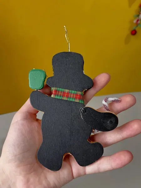 Foto de um(a) ​Dupla de enfeites natalinos em madeira e tecido, da categoria de Objetos decorativos. Dupla de enfeites em madeira e tecido, formato bolachas de Natal. Mínimas marcas do tempo e uso. Medidas: 13x10cm cada. Mostrado de uma perspectiva diferente. Vendido no marketplace Trésors.