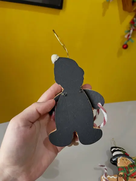 Foto de um(a) ​Dupla de enfeites natalinos em madeira e tecido, da categoria de Objetos decorativos. Dupla de enfeites em madeira e tecido, formato bolachas de Natal. Mínimas marcas do tempo e uso. Medidas: 13x10cm cada. Mostrado de uma perspectiva diferente. Vendido no marketplace Trésors.