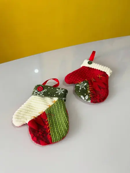 Foto de um(a) ​Dupla de enfeites em tecido, da categoria de Objetos decorativos. Dupla de enfeites em tecido. Bordado a mão. Leves marcas do tempo e uso. Medidas: 13x10cm cada. Mostrado de uma perspectiva diferente. Vendido no marketplace Trésors.