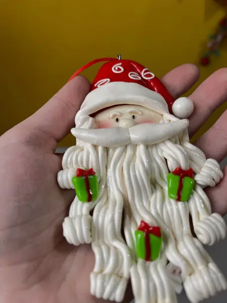 Foto de um(a) ​ Dupla de enfeites natalinos em biscuit, da categoria de Objetos decorativos. Dupla de enfeites em biscuit. Mínimas marcas do tempo e uso. Medidas: 13x9cm. Mostrado de uma perspectiva diferente. Vendido no marketplace Trésors.