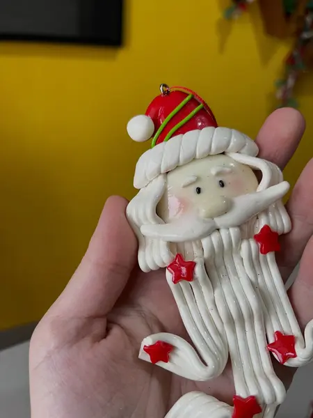 Foto de um(a) ​Dupla de enfeites natalinos em biscuit, da categoria de Objetos decorativos. Dupla de enfeites em biscuit. Mínimas marcas do tempo e uso. Medidas: 13x9cm. Mostrado de uma perspectiva diferente. Vendido no marketplace Trésors.