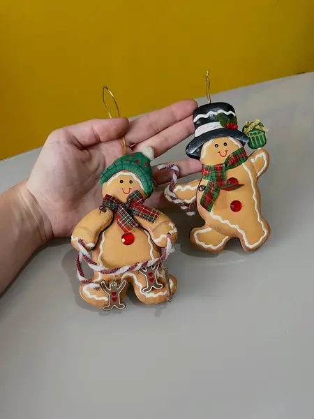 Foto de um(a) ​Dupla de enfeites natalinos em madeira e tecido, da categoria de Objetos decorativos. Dupla de enfeites em madeira e tecido, formato bolachas de Natal. Mínimas marcas do tempo e uso. Medidas: 13x10cm cada. Mostrado de uma perspectiva diferente. Vendido no marketplace Trésors.