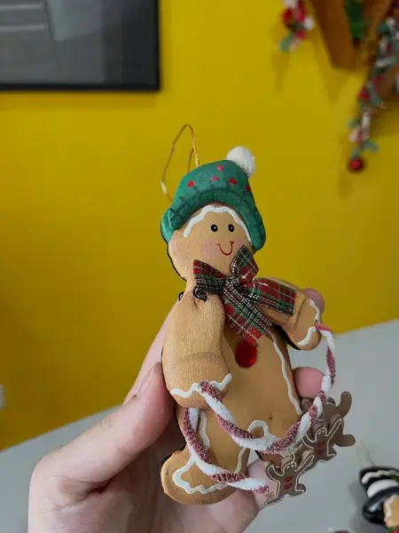 Foto de um(a) ​Dupla de enfeites natalinos em madeira e tecido, da categoria de Objetos decorativos. Dupla de enfeites em madeira e tecido, formato bolachas de Natal. Mínimas marcas do tempo e uso. Medidas: 13x10cm cada. Mostrado de uma perspectiva diferente. Vendido no marketplace Trésors.