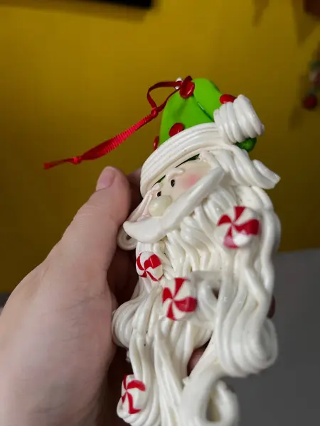 Foto de um(a) ​Dupla de enfeites natalinos em biscuit, da categoria de Objetos decorativos. Dupla de enfeites em biscuit. Mínimas marcas do tempo e uso. Medidas: 13x9cm. Mostrado de uma perspectiva diferente. Vendido no marketplace Trésors.