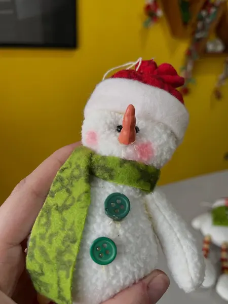 Foto de um(a) Enfeites natalinos para pendurar (5und), da categoria de Objetos decorativos. 5 enfeites natalinos de bonecos de neve para pendurar em tecido e madeira. Leves marcas do tempo e uso. Medidas: 23x10cm... Mostrado de uma perspectiva diferente. Vendido no marketplace Trésors.