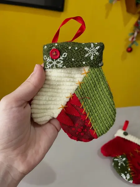 Foto de um(a) ​Dupla de enfeites em tecido, da categoria de Objetos decorativos. Dupla de enfeites em tecido. Bordado a mão. Leves marcas do tempo e uso. Medidas: 13x10cm cada. Mostrado de uma perspectiva diferente. Vendido no marketplace Trésors.