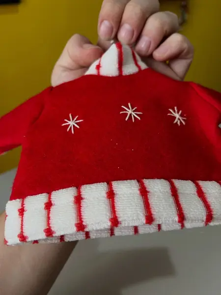 Foto de um(a) Dupla de enfeites natalinos em tecido, da categoria de Objetos decorativos. Dupla de enfeites natalinos em tecido. Bordado a mão. Leves marcas do tempo e uso. Medidas: 26x15cm cada. Mostrado de uma perspectiva diferente. Vendido no marketplace Trésors.