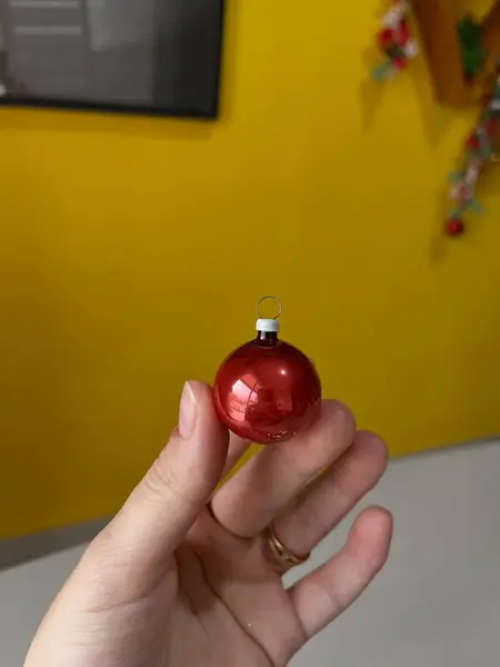 Foto de um(a) ​Kit com 43 bolinhas natalinas em vidro, da categoria de Outros objetos decorativos. Kit com 43 bolinhas em vidro, na embalagem original com CGC. Mínimas marcas do tempo e uso. Mostrado de uma perspectiva diferente. Vendido no marketplace Trésors.