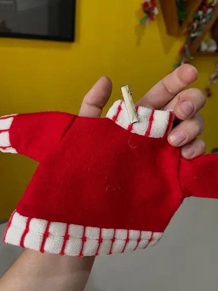 Foto de um(a) Dupla de enfeites natalinos em tecido, da categoria de Objetos decorativos. Dupla de enfeites natalinos em tecido. Bordado a mão. Leves marcas do tempo e uso. Medidas: 26x15cm cada. Mostrado de uma perspectiva diferente. Vendido no marketplace Trésors.