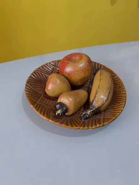 Foto de um(a) ​Fruteira em cerâmica com frutinhas, da categoria de Fruteiras. Fruteira em cerâmica com frutinhas. Para pendurar! Marcas do tempo e uso como um lascado na banana (em uso não dá pra ver) e... Mostrado de uma perspectiva diferente. Vendido no marketplace Trésors.