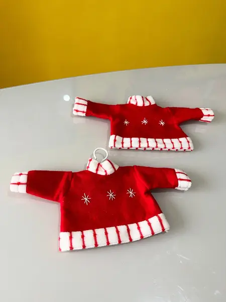 Foto de um(a) Dupla de enfeites natalinos em tecido, da categoria de Objetos decorativos. Dupla de enfeites natalinos em tecido. Bordado a mão. Leves marcas do tempo e uso. Medidas: 26x15cm cada. Mostrado de uma perspectiva diferente. Vendido no marketplace Trésors.