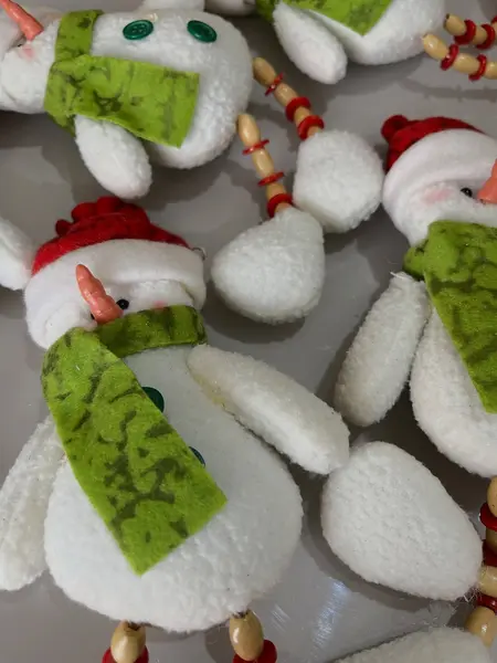 Foto de um(a) Enfeites natalinos para pendurar (5und), da categoria de Objetos decorativos. 5 enfeites natalinos de bonecos de neve para pendurar em tecido e madeira. Leves marcas do tempo e uso. Medidas: 23x10cm... Mostrado de uma perspectiva diferente. Vendido no marketplace Trésors.