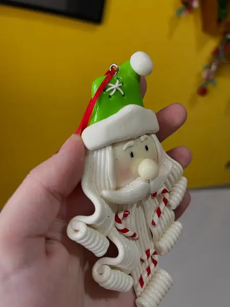 Foto de um(a) ​ Dupla de enfeites natalinos em biscuit, da categoria de Objetos decorativos. Dupla de enfeites em biscuit. Mínimas marcas do tempo e uso. Medidas: 13x9cm. Mostrado de uma perspectiva diferente. Vendido no marketplace Trésors.