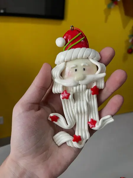 Foto de um(a) ​Dupla de enfeites natalinos em biscuit, da categoria de Objetos decorativos. Dupla de enfeites em biscuit. Mínimas marcas do tempo e uso. Medidas: 13x9cm. Mostrado de uma perspectiva diferente. Vendido no marketplace Trésors.