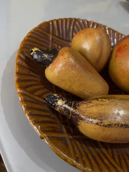Foto de um(a) ​Fruteira em cerâmica com frutinhas, da categoria de Fruteiras. Fruteira em cerâmica com frutinhas. Para pendurar! Marcas do tempo e uso como um lascado na banana (em uso não dá pra ver) e... Mostrado de uma perspectiva diferente. Vendido no marketplace Trésors.