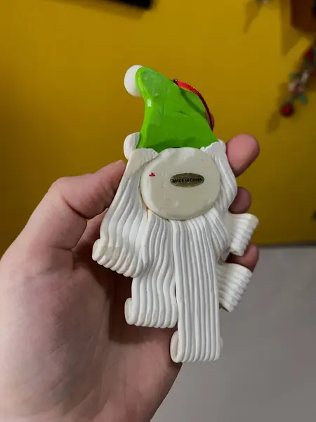 Foto de um(a) ​ Dupla de enfeites natalinos em biscuit, da categoria de Objetos decorativos. Dupla de enfeites em biscuit. Mínimas marcas do tempo e uso. Medidas: 13x9cm. Mostrado de uma perspectiva diferente. Vendido no marketplace Trésors.