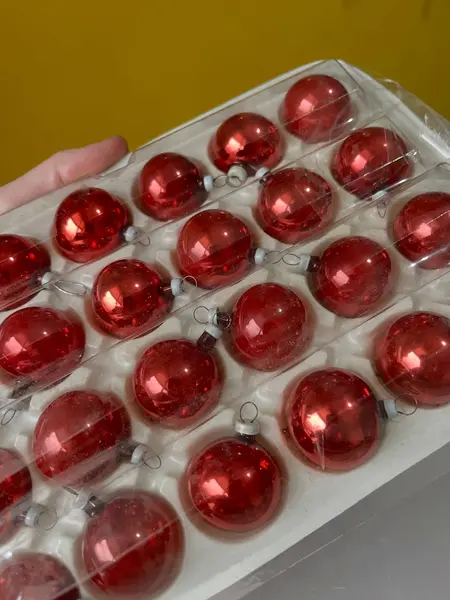 Foto de um(a) ​Kit com 43 bolinhas natalinas em vidro, da categoria de Outros objetos decorativos. Kit com 43 bolinhas em vidro, na embalagem original com CGC. Mínimas marcas do tempo e uso. Mostrado de uma perspectiva diferente. Vendido no marketplace Trésors.