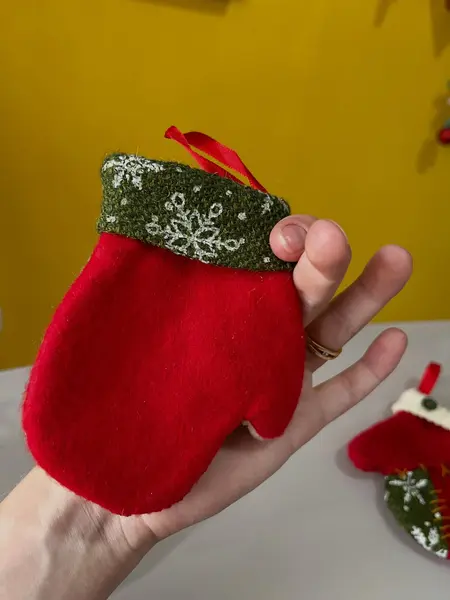 Foto de um(a) ​Dupla de enfeites em tecido, da categoria de Objetos decorativos. Dupla de enfeites em tecido. Bordado a mão. Leves marcas do tempo e uso. Medidas: 13x10cm cada. Mostrado de uma perspectiva diferente. Vendido no marketplace Trésors.