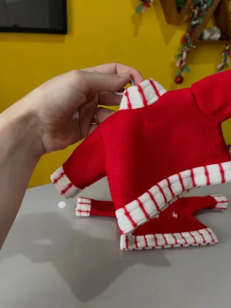 Foto de um(a) Dupla de enfeites natalinos em tecido, da categoria de Objetos decorativos. Dupla de enfeites natalinos em tecido. Bordado a mão. Leves marcas do tempo e uso. Medidas: 26x15cm cada. Mostrado de uma perspectiva diferente. Vendido no marketplace Trésors.