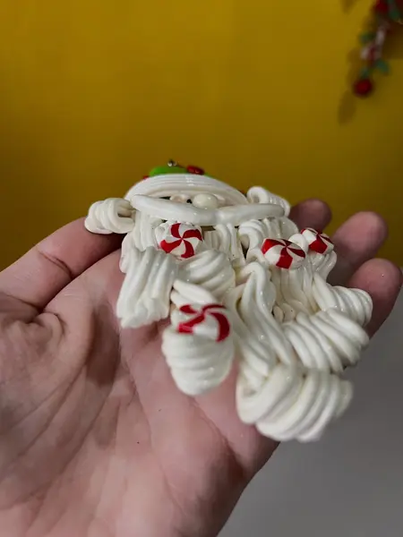 Foto de um(a) ​Dupla de enfeites natalinos em biscuit, da categoria de Objetos decorativos. Dupla de enfeites em biscuit. Mínimas marcas do tempo e uso. Medidas: 13x9cm. Mostrado de uma perspectiva diferente. Vendido no marketplace Trésors.