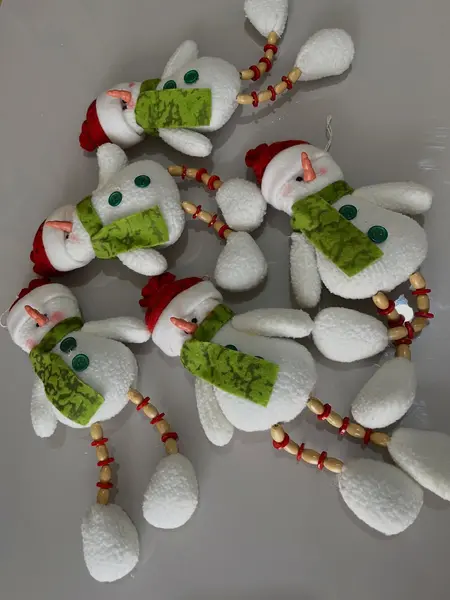 Foto de um(a) Enfeites natalinos para pendurar (5und), da categoria de Objetos decorativos. 5 enfeites natalinos de bonecos de neve para pendurar em tecido e madeira. Leves marcas do tempo e uso. Medidas: 23x10cm... Mostrado de uma perspectiva diferente. Vendido no marketplace Trésors.