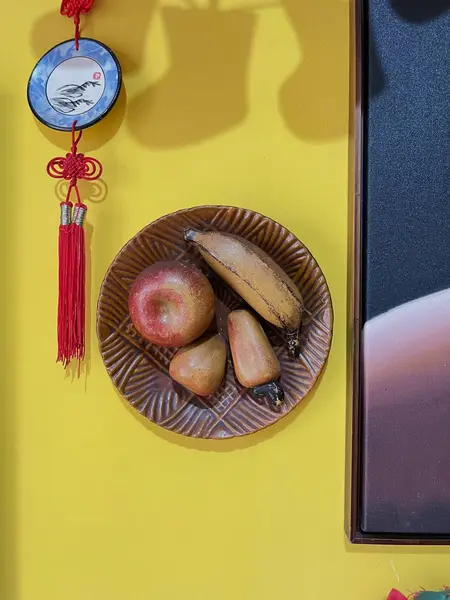 Foto de um(a) ​Fruteira em cerâmica com frutinhas, da categoria de Fruteiras. Fruteira em cerâmica com frutinhas. Para pendurar! Marcas do tempo e uso como um lascado na banana (em uso não dá pra ver) e... Mostrado de uma perspectiva diferente. Vendido no marketplace Trésors.