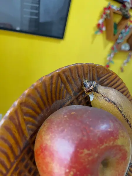 Foto de um(a) ​Fruteira em cerâmica com frutinhas, da categoria de Fruteiras. Fruteira em cerâmica com frutinhas. Para pendurar! Marcas do tempo e uso como um lascado na banana (em uso não dá pra ver) e... Mostrado de uma perspectiva diferente. Vendido no marketplace Trésors.
