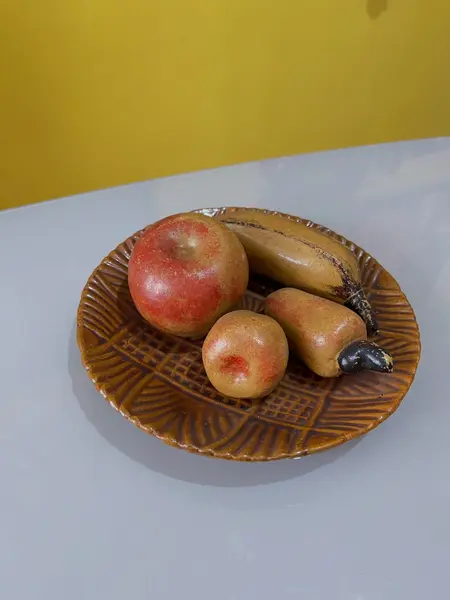 Foto de um(a) ​Fruteira em cerâmica com frutinhas, da categoria de Fruteiras. Fruteira em cerâmica com frutinhas. Para pendurar! Marcas do tempo e uso como um lascado na banana (em uso não dá pra ver) e... Mostrado de uma perspectiva diferente. Vendido no marketplace Trésors.