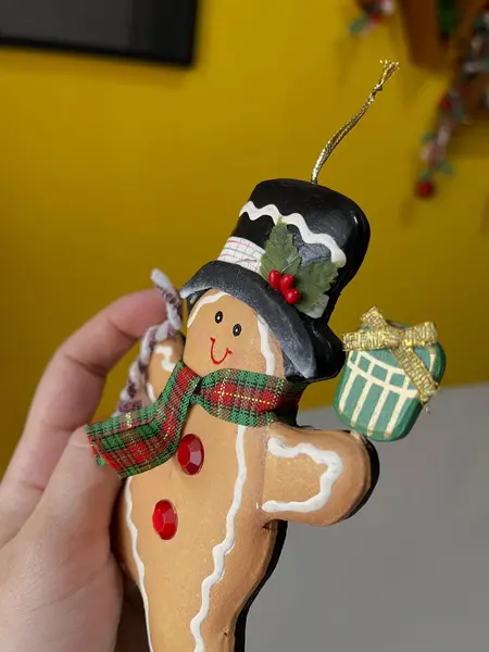 Foto de um(a) ​Dupla de enfeites natalinos em madeira e tecido, da categoria de Objetos decorativos. Dupla de enfeites em madeira e tecido, formato bolachas de Natal. Mínimas marcas do tempo e uso. Medidas: 13x10cm cada. Mostrado de uma perspectiva diferente. Vendido no marketplace Trésors.