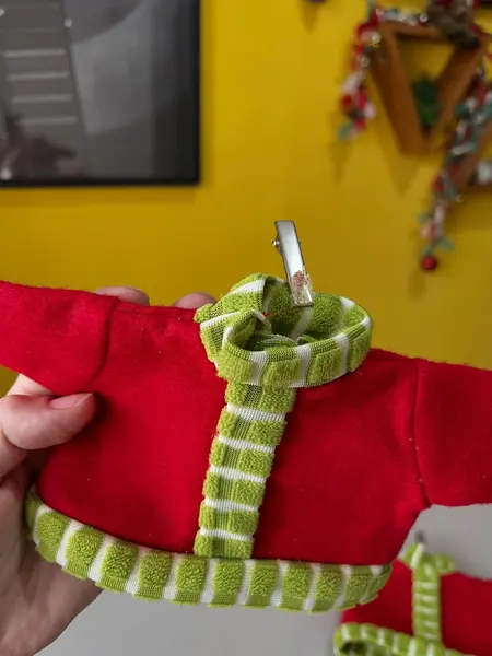 Foto de um(a) ​Dupla de enfeites natalinos em tecido, da categoria de Objetos decorativos. Dupla de enfeites em tecido. Bordado a mão. Leves marcas do tempo e uso. Medidas: 26x15cm cada. Mostrado de uma perspectiva diferente. Vendido no marketplace Trésors.