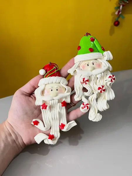 Foto de um(a) ​Dupla de enfeites natalinos em biscuit, da categoria de Objetos decorativos. Dupla de enfeites em biscuit. Mínimas marcas do tempo e uso. Medidas: 13x9cm. Mostrado de uma perspectiva diferente. Vendido no marketplace Trésors.