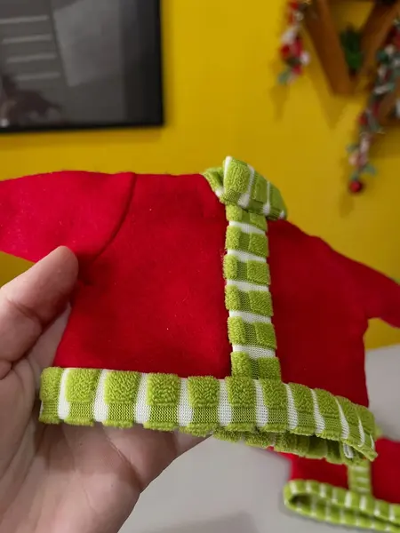 Foto de um(a) ​Dupla de enfeites natalinos em tecido, da categoria de Objetos decorativos. Dupla de enfeites em tecido. Bordado a mão. Leves marcas do tempo e uso. Medidas: 26x15cm cada. Mostrado de uma perspectiva diferente. Vendido no marketplace Trésors.