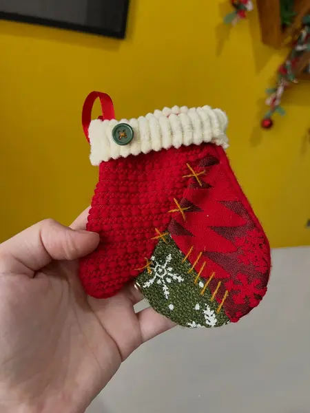 Foto de um(a) ​Dupla de enfeites em tecido, da categoria de Objetos decorativos. Dupla de enfeites em tecido. Bordado a mão. Leves marcas do tempo e uso. Medidas: 13x10cm cada. Mostrado de uma perspectiva diferente. Vendido no marketplace Trésors.