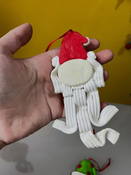 Foto de um(a) ​Dupla de enfeites natalinos em biscuit, da categoria de Objetos decorativos. Dupla de enfeites em biscuit. Mínimas marcas do tempo e uso. Medidas: 13x9cm. Mostrado de uma perspectiva diferente. Vendido no marketplace Trésors.