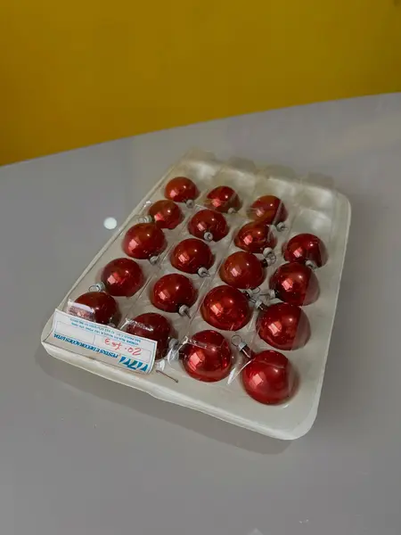 Foto de um(a) ​Kit com 43 bolinhas natalinas em vidro, da categoria de Outros objetos decorativos. Kit com 43 bolinhas em vidro, na embalagem original com CGC. Mínimas marcas do tempo e uso. Mostrado de uma perspectiva diferente. Vendido no marketplace Trésors.