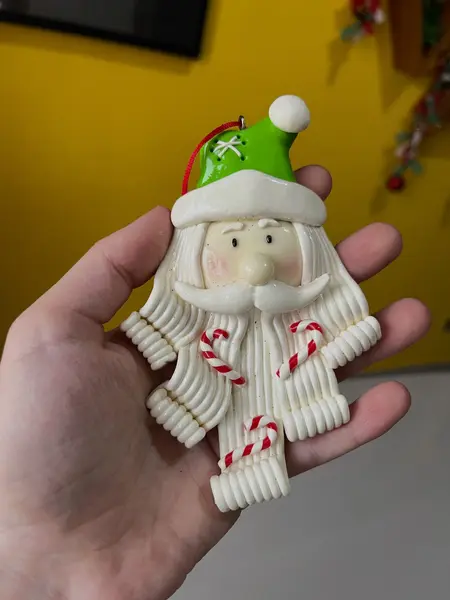 Foto de um(a) ​ Dupla de enfeites natalinos em biscuit, da categoria de Objetos decorativos. Dupla de enfeites em biscuit. Mínimas marcas do tempo e uso. Medidas: 13x9cm. Mostrado de uma perspectiva diferente. Vendido no marketplace Trésors.