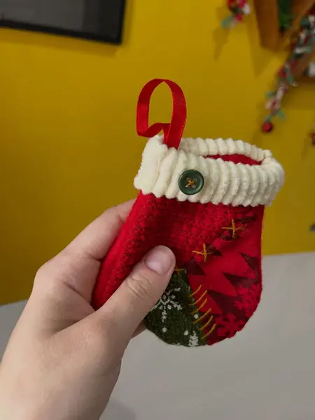 Foto de um(a) ​Dupla de enfeites em tecido, da categoria de Objetos decorativos. Dupla de enfeites em tecido. Bordado a mão. Leves marcas do tempo e uso. Medidas: 13x10cm cada. Mostrado de uma perspectiva diferente. Vendido no marketplace Trésors.