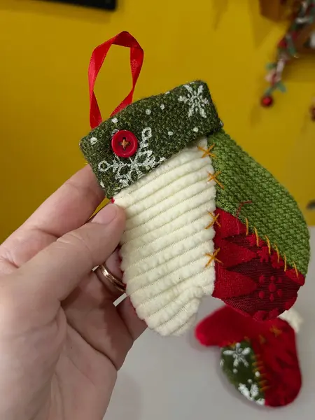 Foto de um(a) ​Dupla de enfeites em tecido, da categoria de Objetos decorativos. Dupla de enfeites em tecido. Bordado a mão. Leves marcas do tempo e uso. Medidas: 13x10cm cada. Mostrado de uma perspectiva diferente. Vendido no marketplace Trésors.