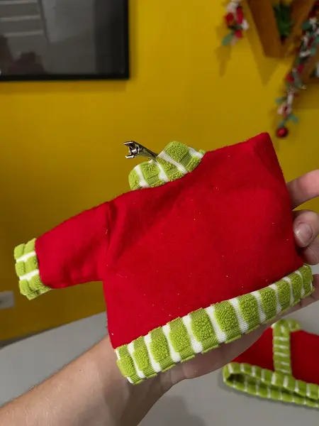 Foto de um(a) ​Dupla de enfeites natalinos em tecido, da categoria de Objetos decorativos. Dupla de enfeites em tecido. Bordado a mão. Leves marcas do tempo e uso. Medidas: 26x15cm cada. Mostrado de uma perspectiva diferente. Vendido no marketplace Trésors.