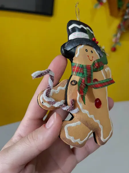 Foto de um(a) ​Dupla de enfeites natalinos em madeira e tecido, da categoria de Objetos decorativos. Dupla de enfeites em madeira e tecido, formato bolachas de Natal. Mínimas marcas do tempo e uso. Medidas: 13x10cm cada. Mostrado de uma perspectiva diferente. Vendido no marketplace Trésors.