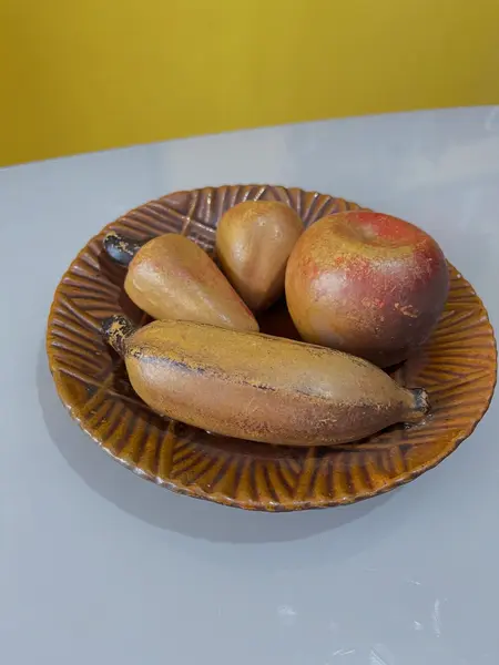 Foto de um(a) ​Fruteira em cerâmica com frutinhas, da categoria de Fruteiras. Fruteira em cerâmica com frutinhas. Para pendurar! Marcas do tempo e uso como um lascado na banana (em uso não dá pra ver) e... Mostrado de uma perspectiva diferente. Vendido no marketplace Trésors.