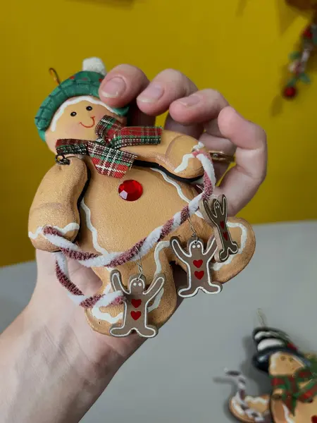 Foto de um(a) ​Dupla de enfeites natalinos em madeira e tecido, da categoria de Objetos decorativos. Dupla de enfeites em madeira e tecido, formato bolachas de Natal. Mínimas marcas do tempo e uso. Medidas: 13x10cm cada. Mostrado de uma perspectiva diferente. Vendido no marketplace Trésors.