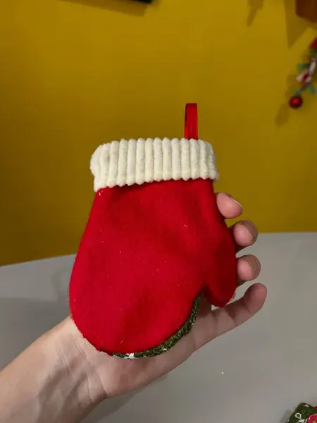 Foto de um(a) ​Dupla de enfeites em tecido, da categoria de Objetos decorativos. Dupla de enfeites em tecido. Bordado a mão. Leves marcas do tempo e uso. Medidas: 13x10cm cada. Mostrado de uma perspectiva diferente. Vendido no marketplace Trésors.