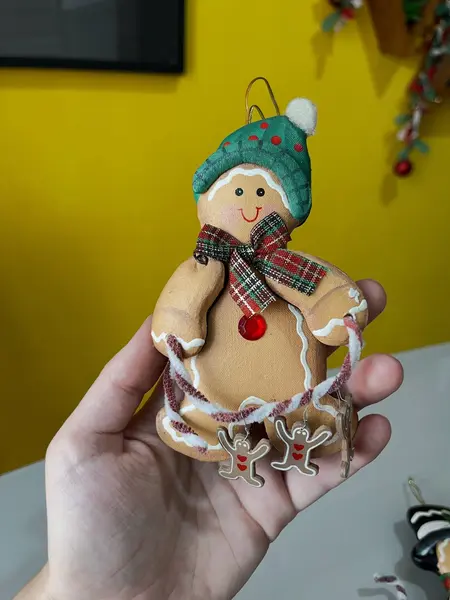 Foto de um(a) ​Dupla de enfeites natalinos em madeira e tecido, da categoria de Objetos decorativos. Dupla de enfeites em madeira e tecido, formato bolachas de Natal. Mínimas marcas do tempo e uso. Medidas: 13x10cm cada. Mostrado de uma perspectiva diferente. Vendido no marketplace Trésors.