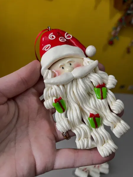 Foto de um(a) ​ Dupla de enfeites natalinos em biscuit, da categoria de Objetos decorativos. Dupla de enfeites em biscuit. Mínimas marcas do tempo e uso. Medidas: 13x9cm. Mostrado de uma perspectiva diferente. Vendido no marketplace Trésors.