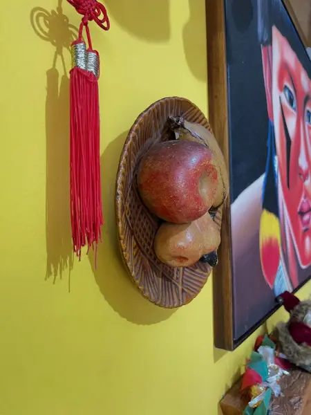 Foto de um(a) ​Fruteira em cerâmica com frutinhas, da categoria de Fruteiras. Fruteira em cerâmica com frutinhas. Para pendurar! Marcas do tempo e uso como um lascado na banana (em uso não dá pra ver) e... Mostrado de uma perspectiva diferente. Vendido no marketplace Trésors.